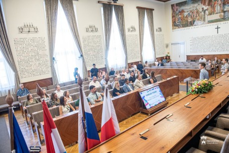 Táncpróbán és workshopon vehettek részt a Forever Young program résztvevői