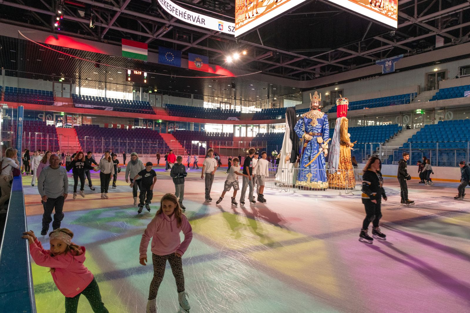 Óriásbábokkal korcsolyázhatott a közönség a MET Arénában