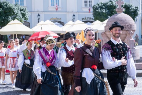 Utazás kultúráról kultúrára – nemzetközi utcafesztivállal zárult a Forever Young projekt