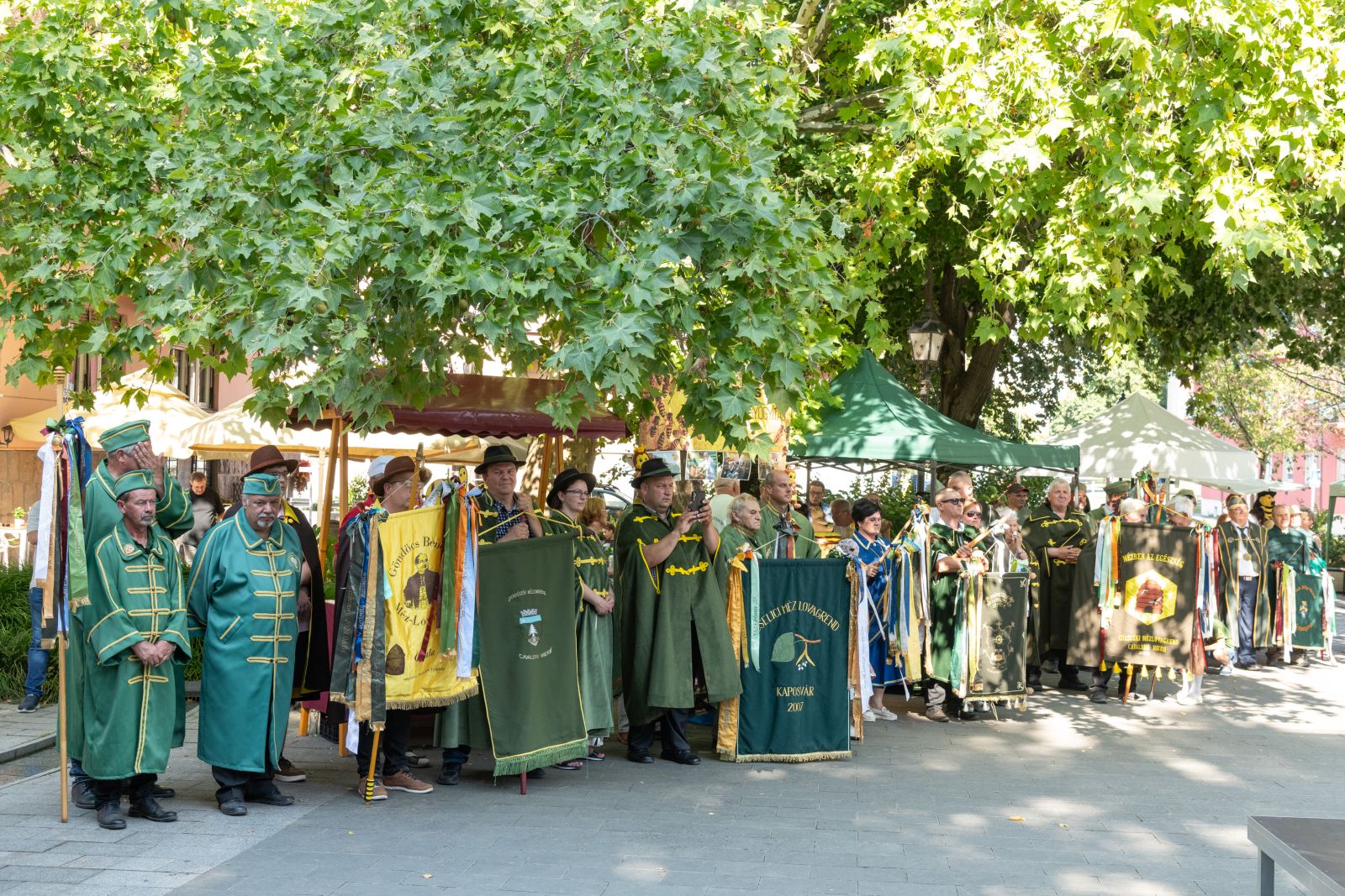 Belvárosi felvonulással és a mézlovagrendek köszöntésével zárult a Fehérvári Mézünnep