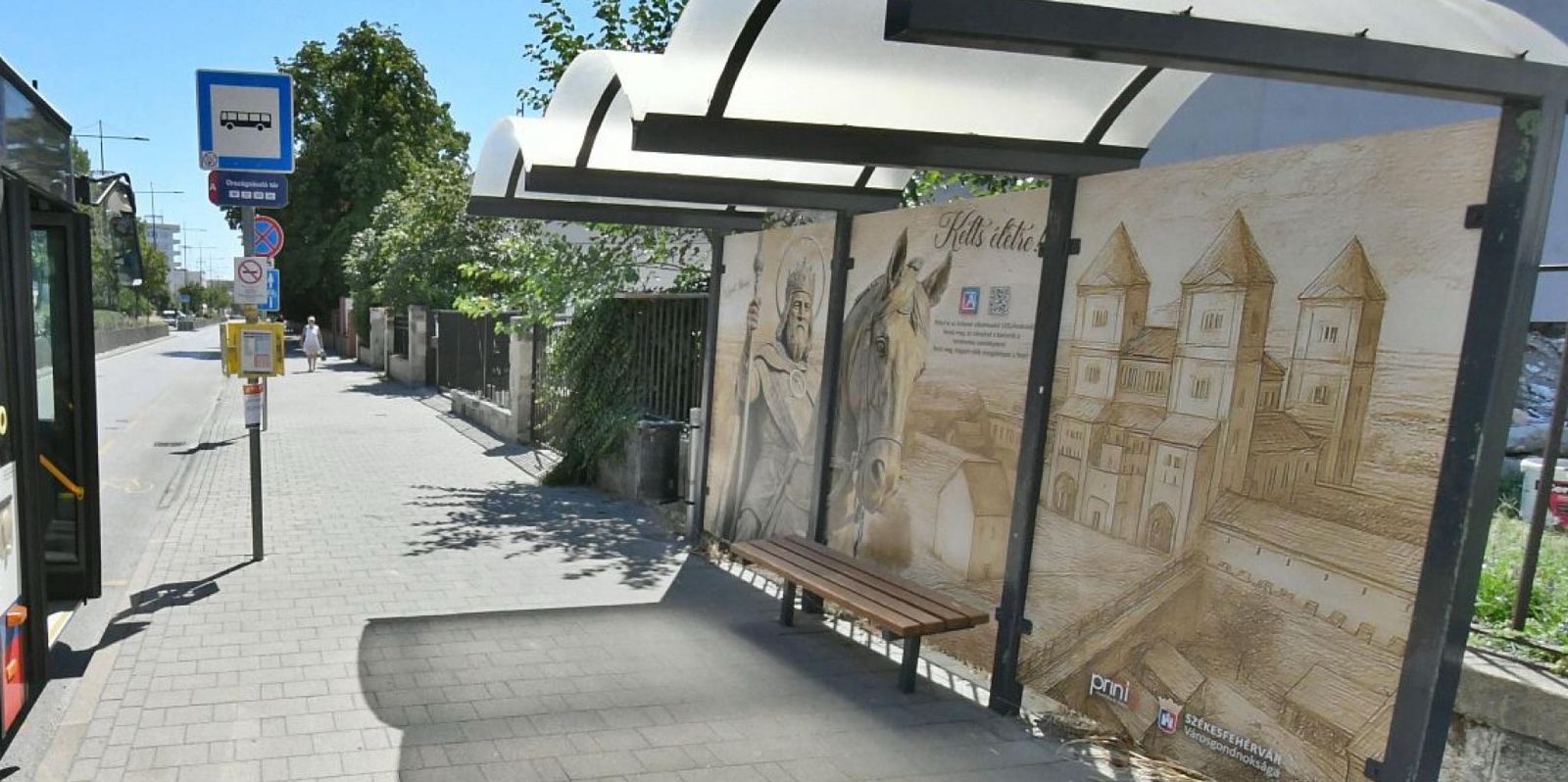 A Székesfehérvári Királyi Napokra két buszmegálló is különleges, interaktív kinézetet kapott