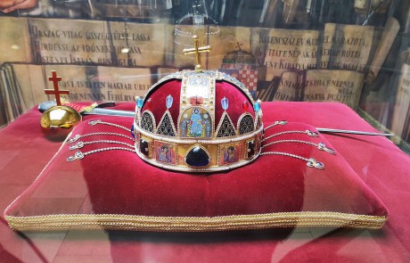 Minden nap megtekinthető a Szent Korona hiteles másolata a Városházán