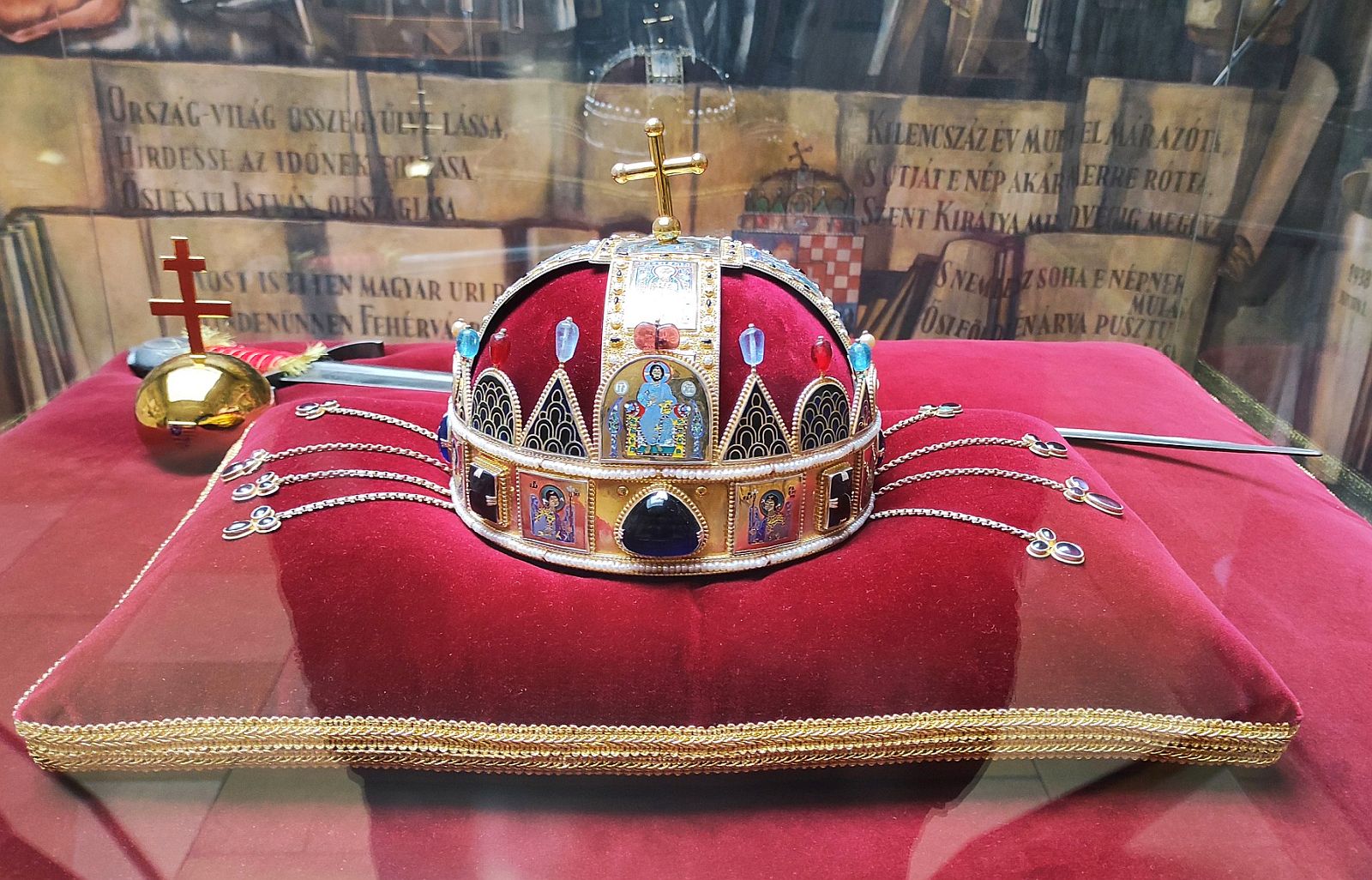 Minden nap megtekinthető a Szent Korona hiteles másolata a Városházán