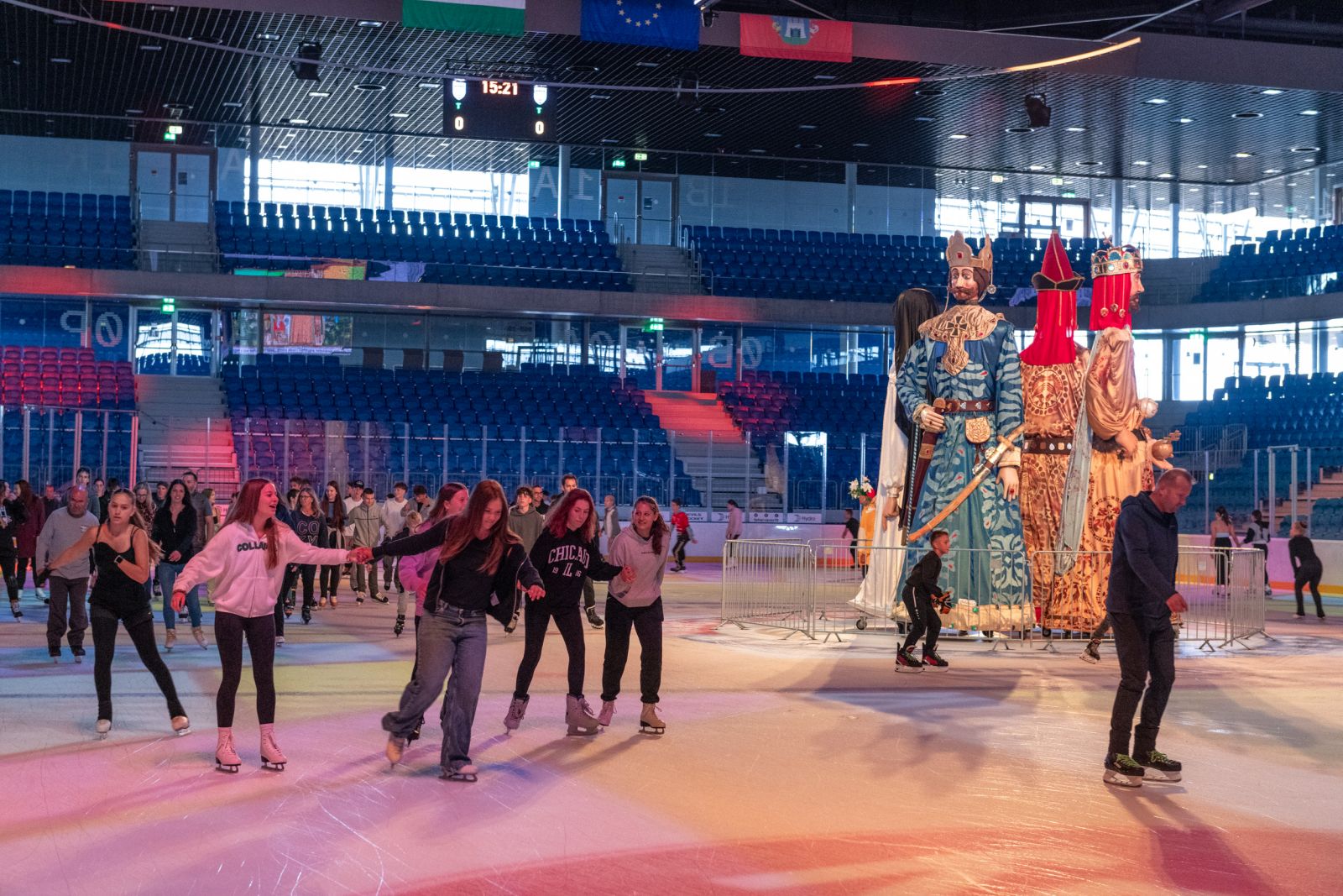 Ne hagyja ki! – pénteken utoljára lehet óriásbábokkal korcsolyázni a Királyi Közkorin