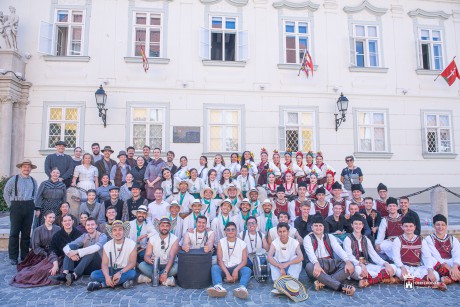 Pezsgő dallamok a Városházán – a Nemzetközi Néptáncfesztivál fellépőit fogadta Székesfehérvár polgármestere