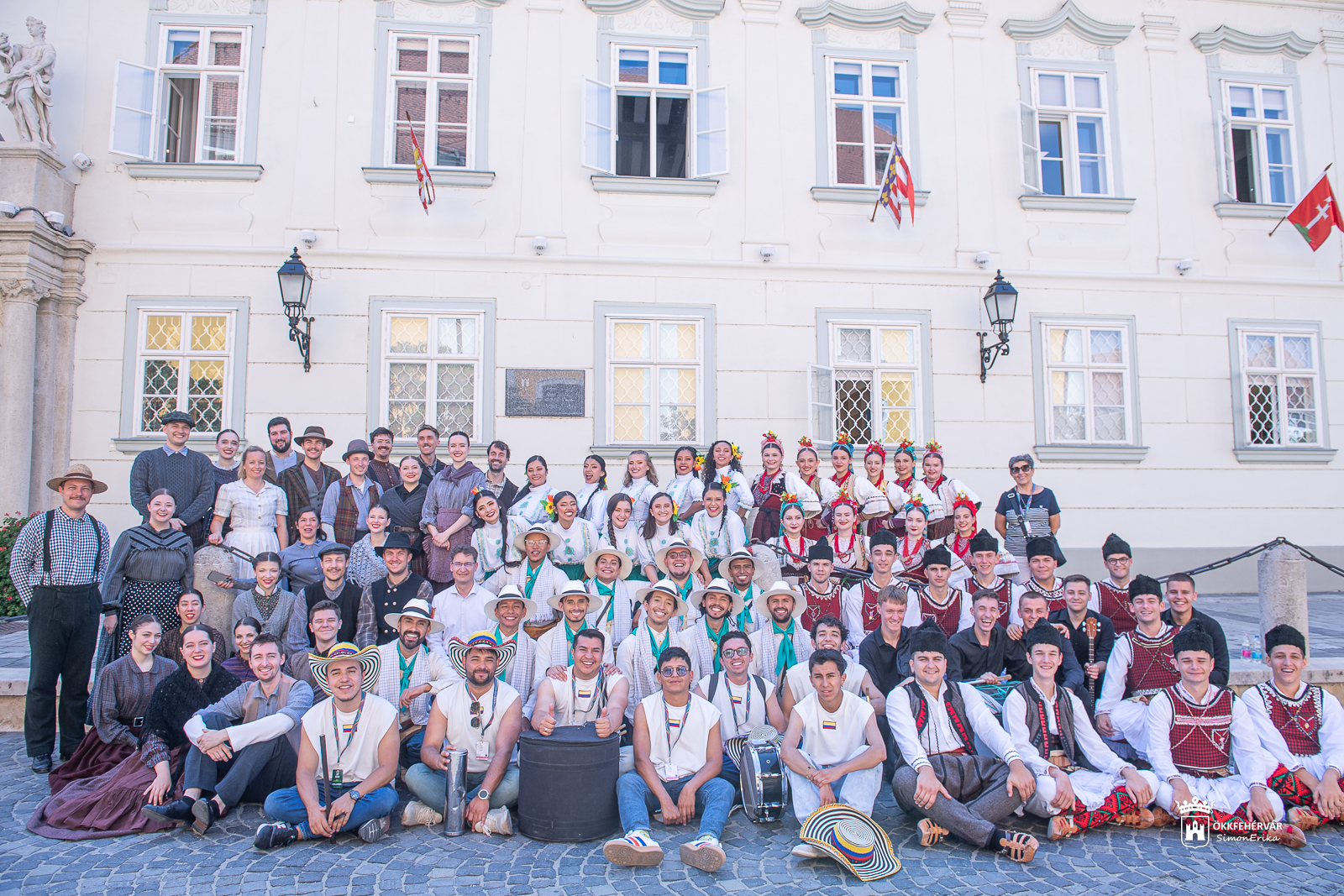 Pezsgő dallamok a Városházán – a Nemzetközi Néptáncfesztivál fellépőit fogadta Székesfehérvár polgármestere