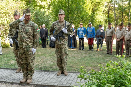 Tiszteletadás Nagyboldogasszony napján a Szent István Honvéd Gyalogezred katonáinak