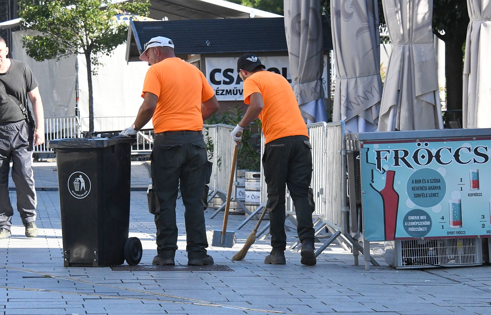 Folyamatosan dolgoznak a köztisztasági munkatársak a Királyi Napok alatt