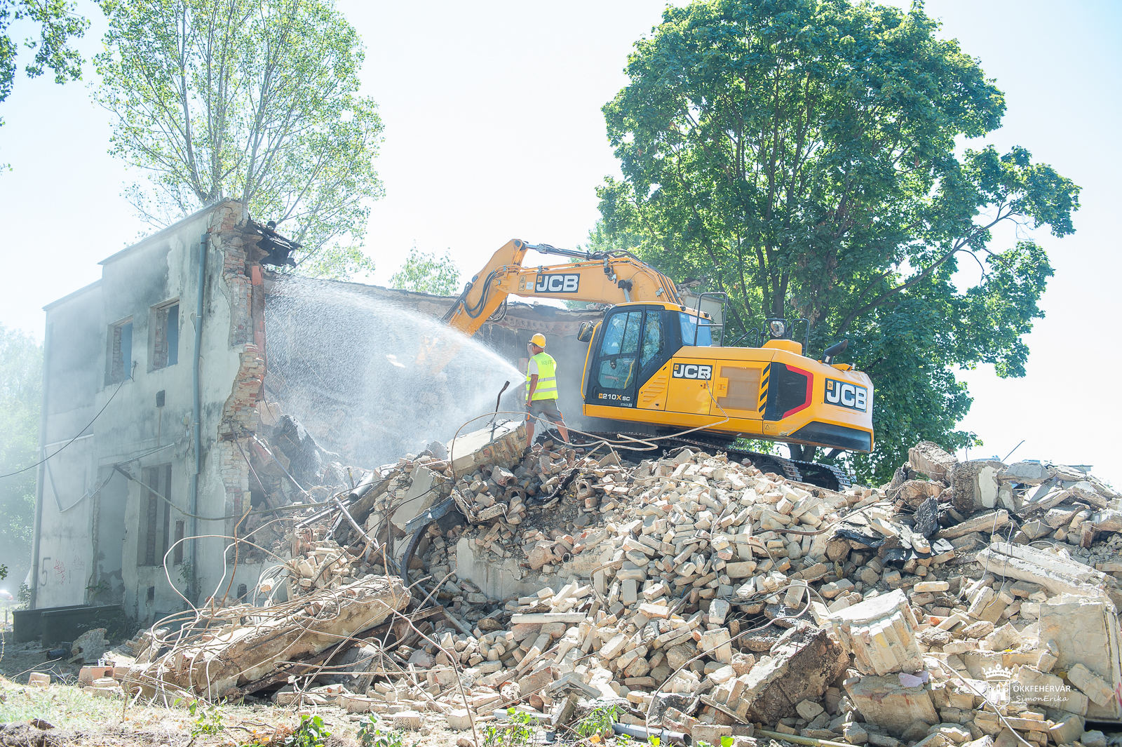 Elkezdődött a Rádió lakótelepen a használaton kívüli épületek bontása
