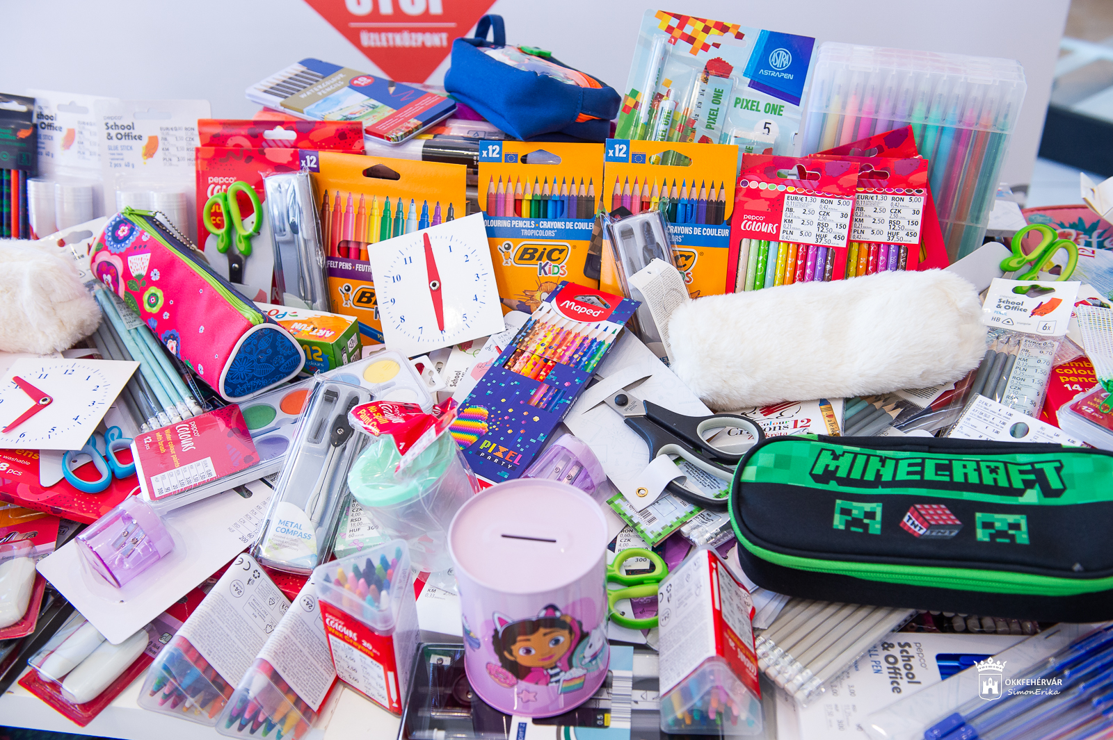 Gondtalan sulikezdés – több mint 50 családot segítenek az összegyűlt tanszerekkel