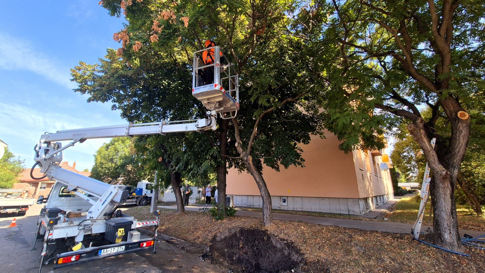 Javítják már a csőtörést a Fáyn - dél körül újra lesz víz a lakótelepen