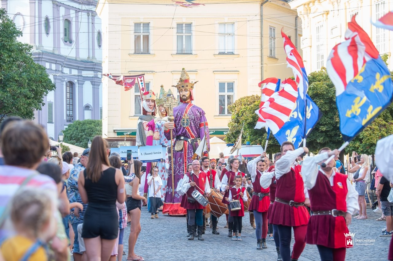 Egy gombostűt sem lehetett leejteni a Fehérvári királyok menetén