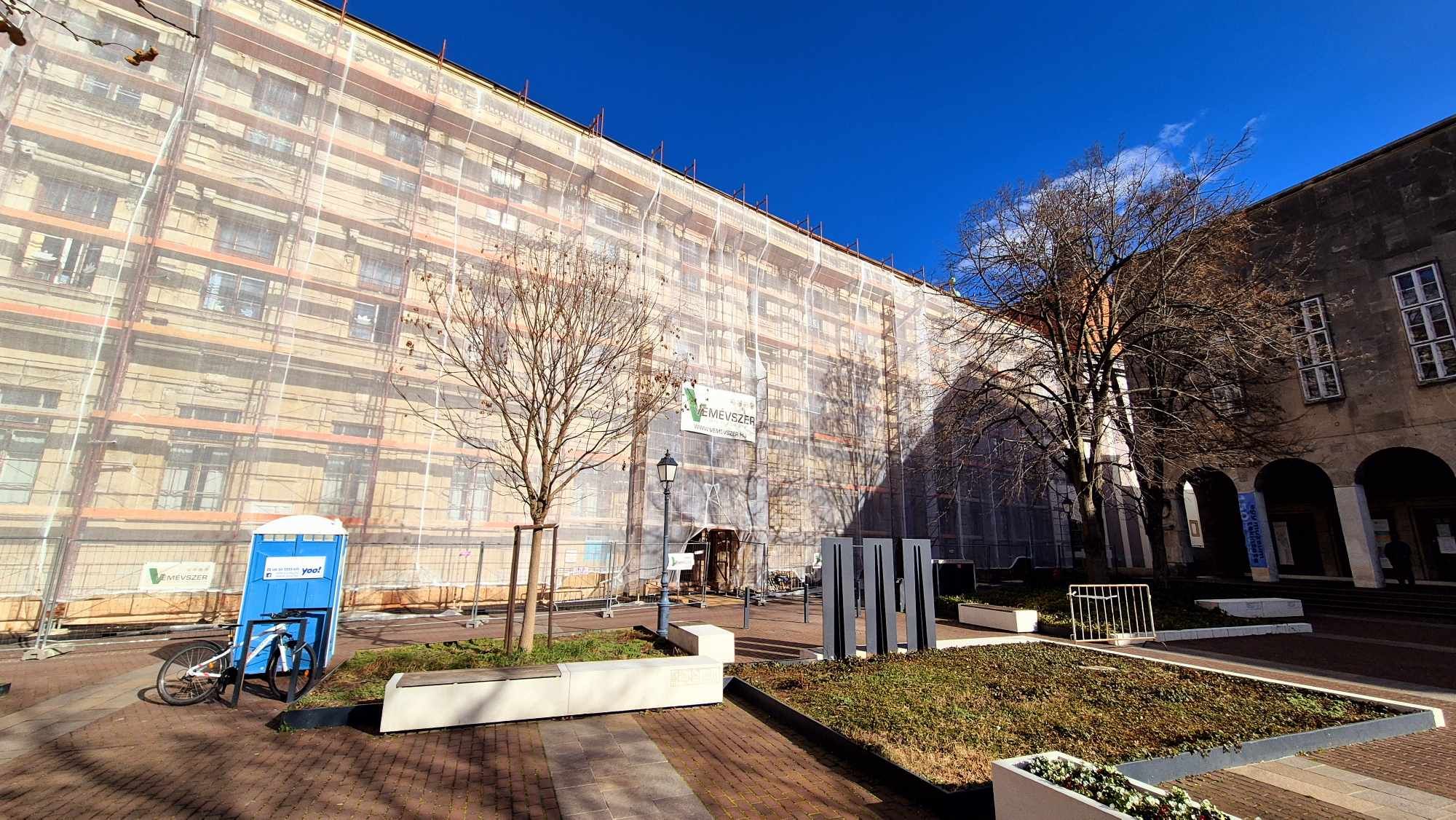 Részlegesen kinyitott a Vörösmarty Mihály Könyvtár Oskola utcai épülete