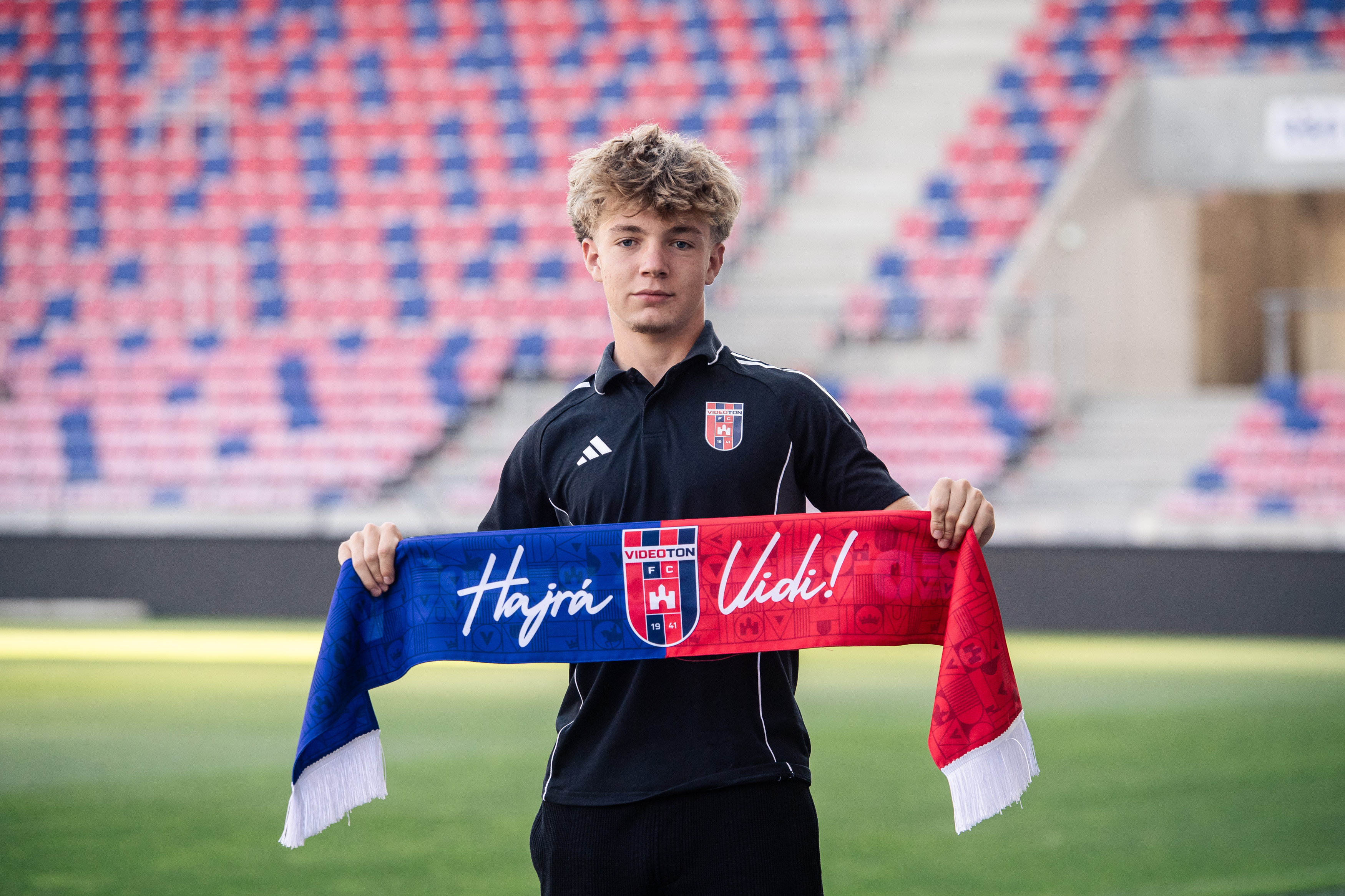 A Főnix-Gold FC-től érkező 15 éves játékossal kötött profi szerződést a Videoton FC Fehérvár