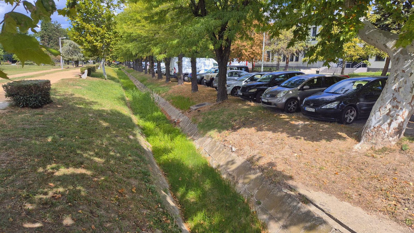 Csütörtökön tisztítják a Malom csatorna medrét - lezárják egy napra a parkolókat