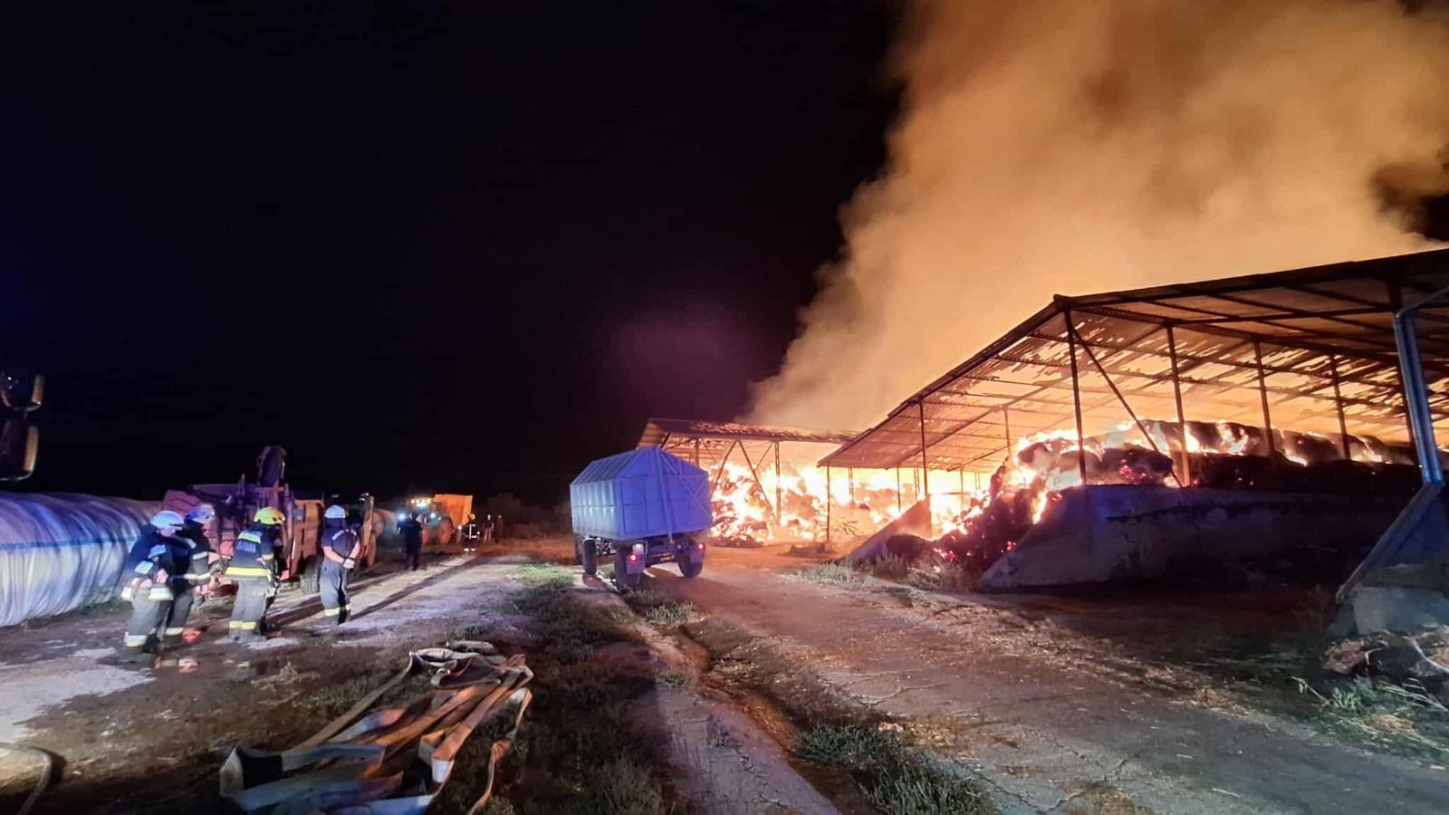 Kigyulladt egy szalmatároló Kisfaludon - ezer égő bálát oltottak a tűzoltók