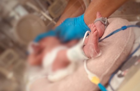 Egészséges kisbabát hagytak hajnalban a kórház babamentő inkubátorában