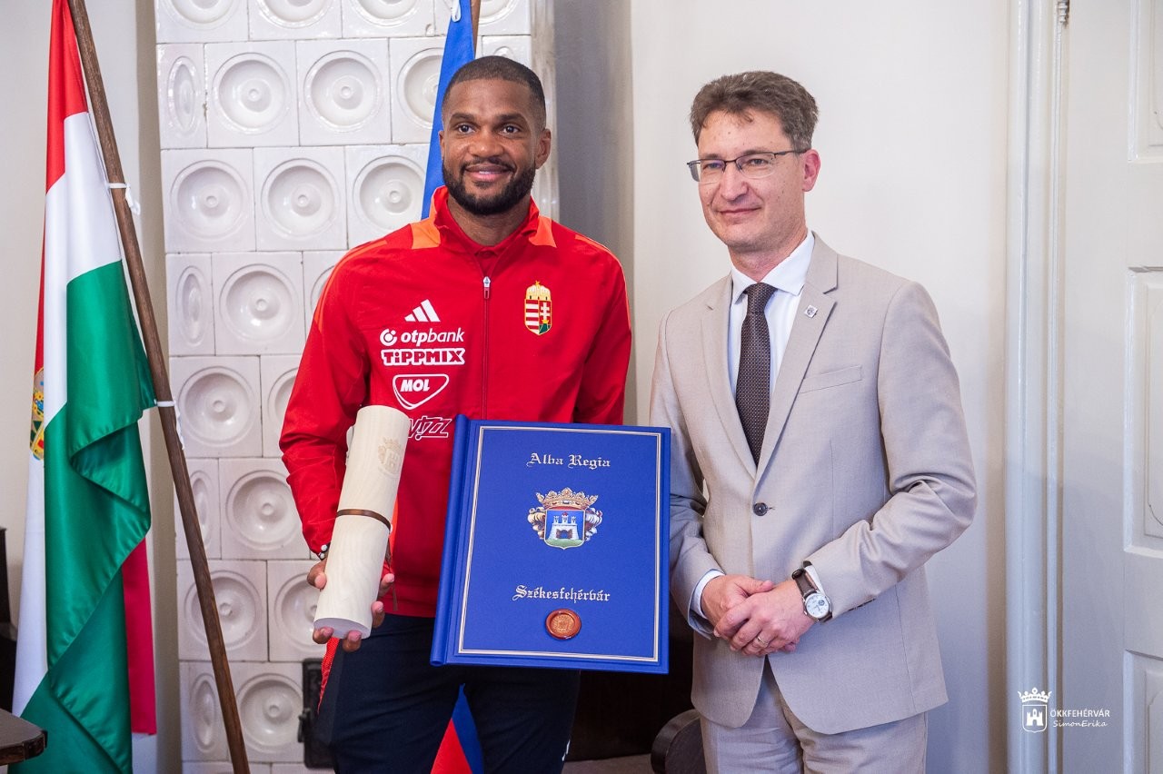 Loic Nego átvette a Székesfehérvár Tiszteletbeli Polgára címet a Városházán