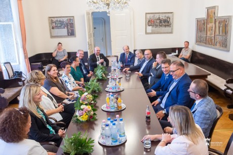 A frissen kinevezett iskolaigazgatókat köszöntötték a Városházán