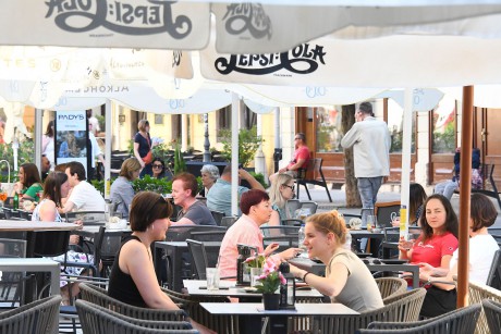 A keddi vb-selejtező meccs miatt tovább tarthatnak nyitva a belvárosi teraszok