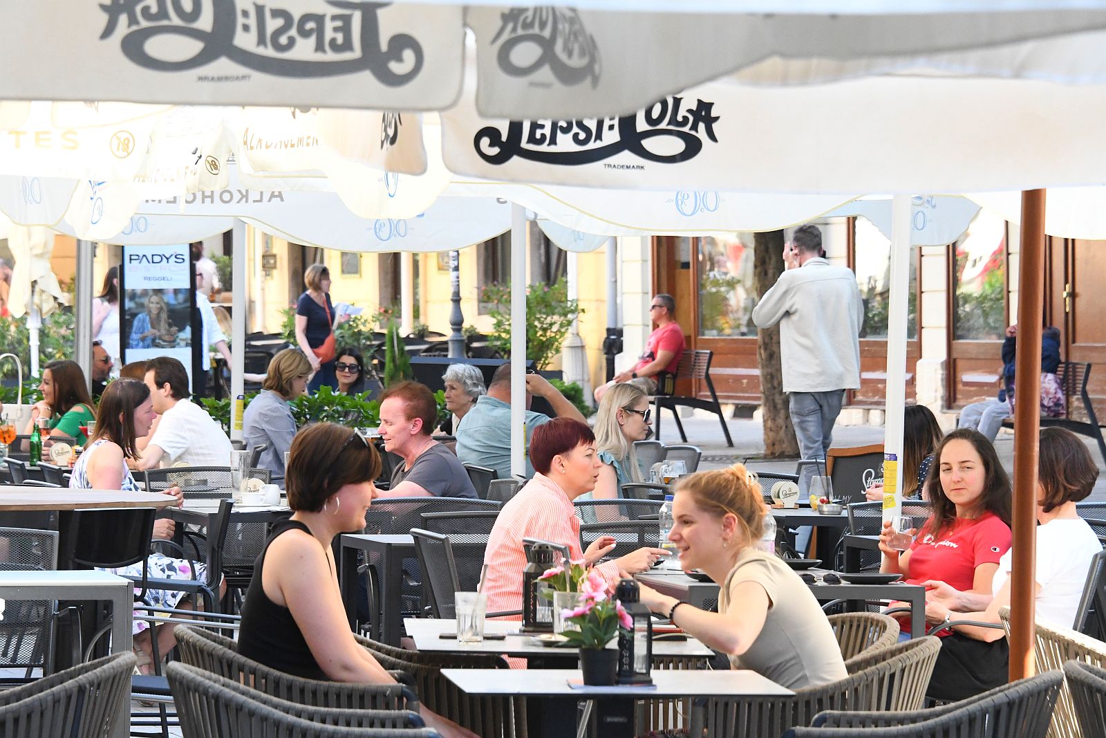 A keddi vb-selejtező meccs miatt tovább tarthatnak nyitva a belvárosi teraszok