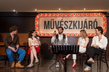 Művészkijáró az Óz, a csodák csodája szereplőivel a Vörösmarty Színházban