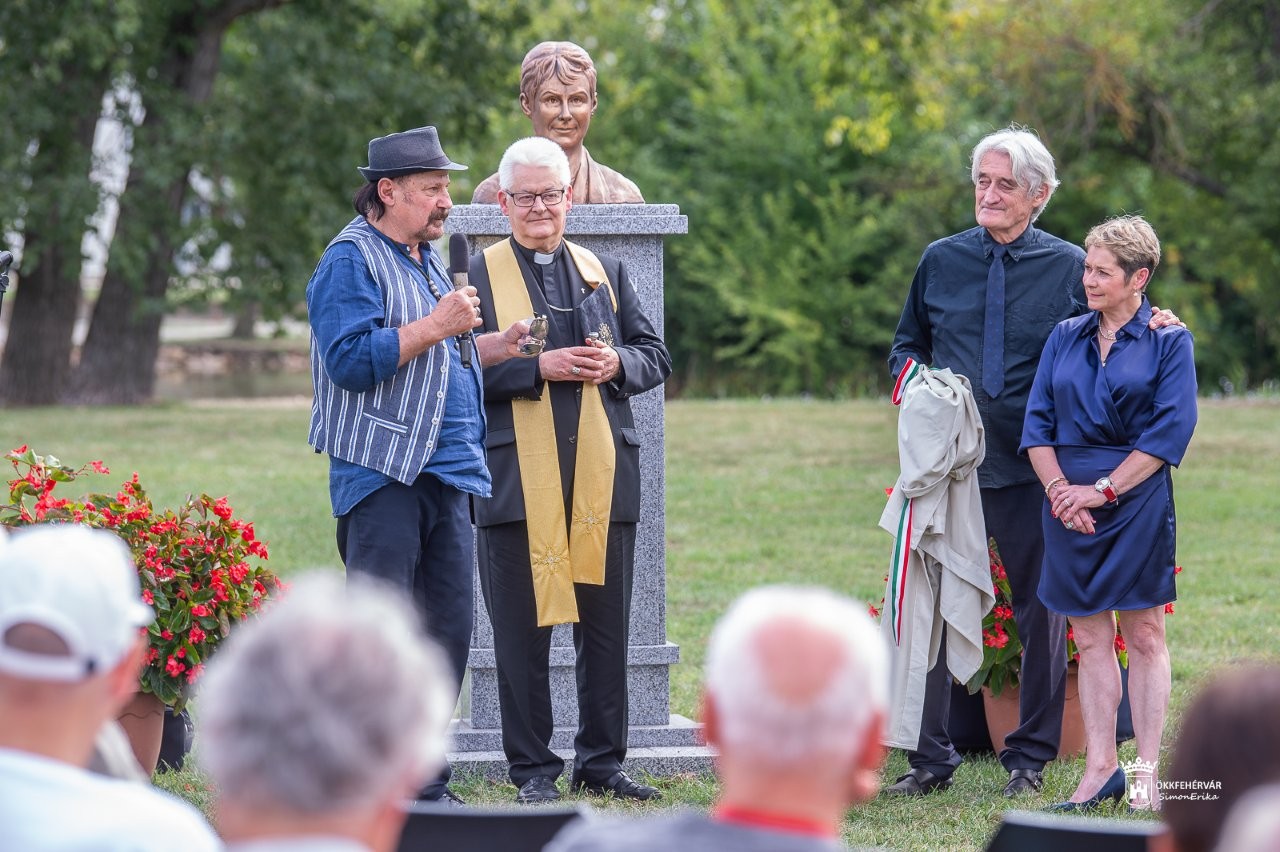 Felavatták a négyszeres olimpiai bajnok Szabó Katalin szobrát az Olimpiai Parkban