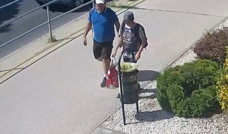 A képen látható biciklitolvajokat keresik a fehérvári rendőrök