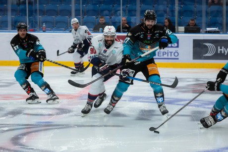 Nagy küzdelem után megszerezte első győzelmét a Volán az ICEHL-ben