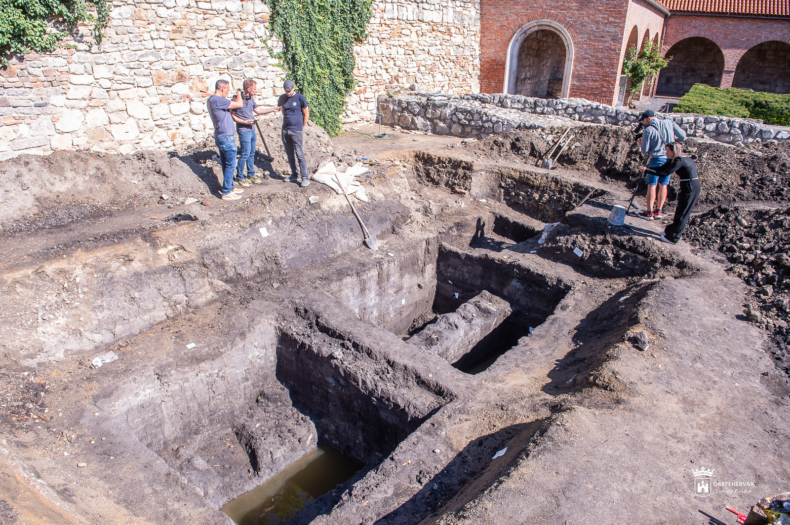 Torz testhelyzetű, rejtélyes csontvázat találtak a régészek a Nemzeti Emlékhely ásatásán