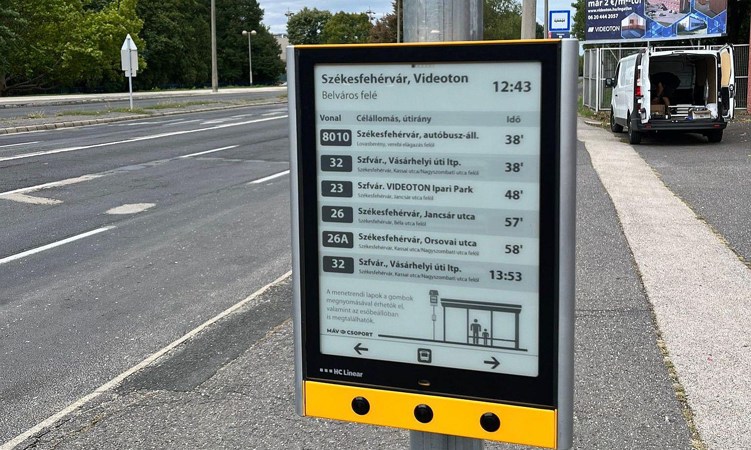 Valós idejű információkat nyújtó utastájékoztató táblákat tesztelnek a buszmegállókban