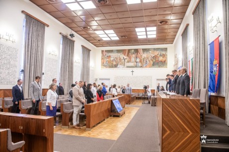 Közgyűlés - óvodai udvarok felújításáról is döntött a testület