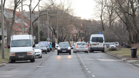 Parkolófejlesztési terveket ismertettek a Malom utcában