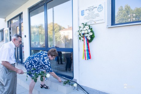 Emléktáblát avattak Dévényi Tibor, a MÁV Előre SC legendás elnökének tiszteletére