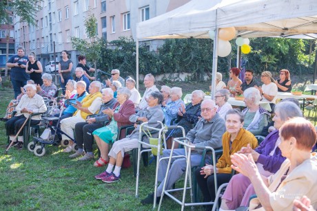 Családi napot rendeztek szombaton a Hosszúsétatéri Idősek Otthonában