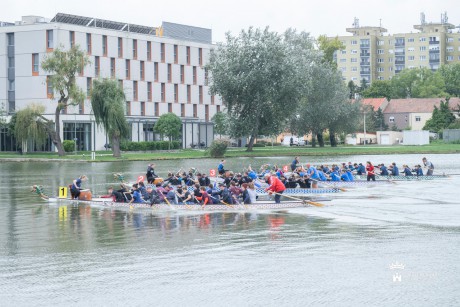 A fiatalok vették birtokba a Csónakázó-tavat a Sárkányhajó Fesztivál első napján