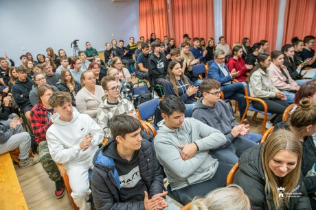 Különleges töriórát tartott a Deák Technikumban Hermann Róbert történész