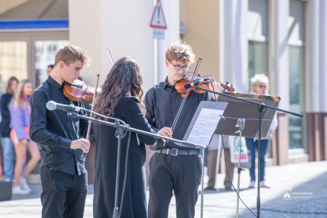 Zenével telik meg a Városház tér október 1-jén, a zene világnapján