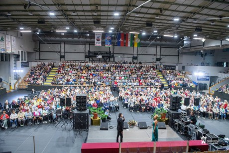 Sári Évi, Serbán Attila és Pesák Ádám műsora köszöntötte Fehérvár szépkorúit az Idősek Világnapján