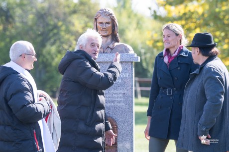 Felavatták a kétszeres olimpiai bajnok Francia Zsuzsanna szobrát az Olimpiai Parkban