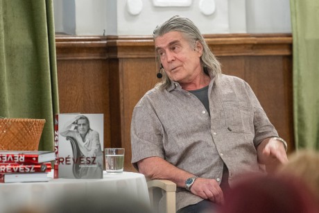 Ezt én választottam - Fehérváron mutatta be önéletrajzi kötetét Révész Sándor