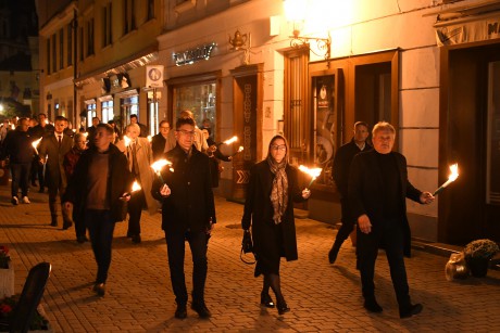Fáklyás felvonulással emlékeztek a nemzeti gyásznapon az aradi vértanúkra