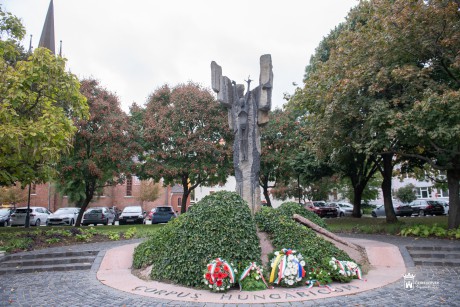 Koszorúzásokkal emlékeztek az aradi vértanúkra Székesfehérváron