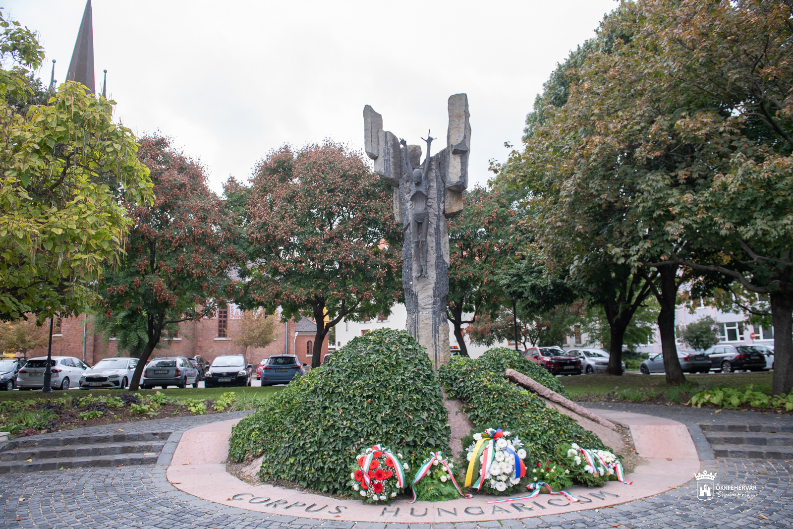 Koszorúzásokkal emlékeztek az aradi vértanúkra Székesfehérváron
