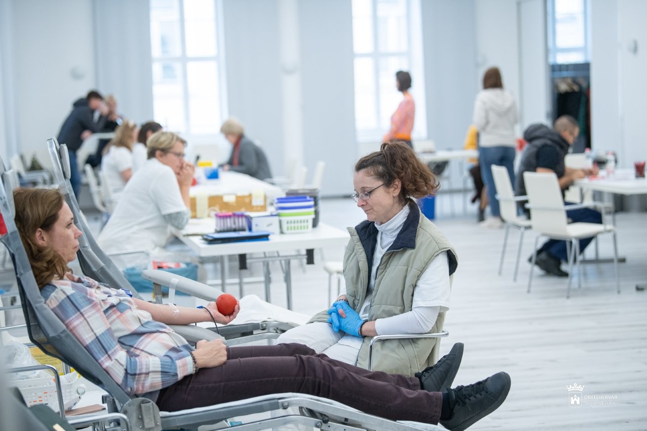 Véradással segített a Polgármesteri Hivatal félszáz munkatársa és a város polgármestere, főjegyzője