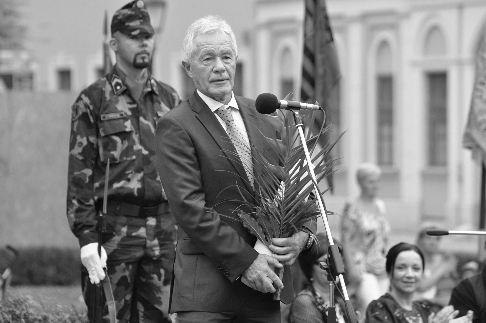 Közös gyertyagyújtás a Sóstói Stadionnál, a Vidi Múzeum előtt dr. Mezey György emlékére