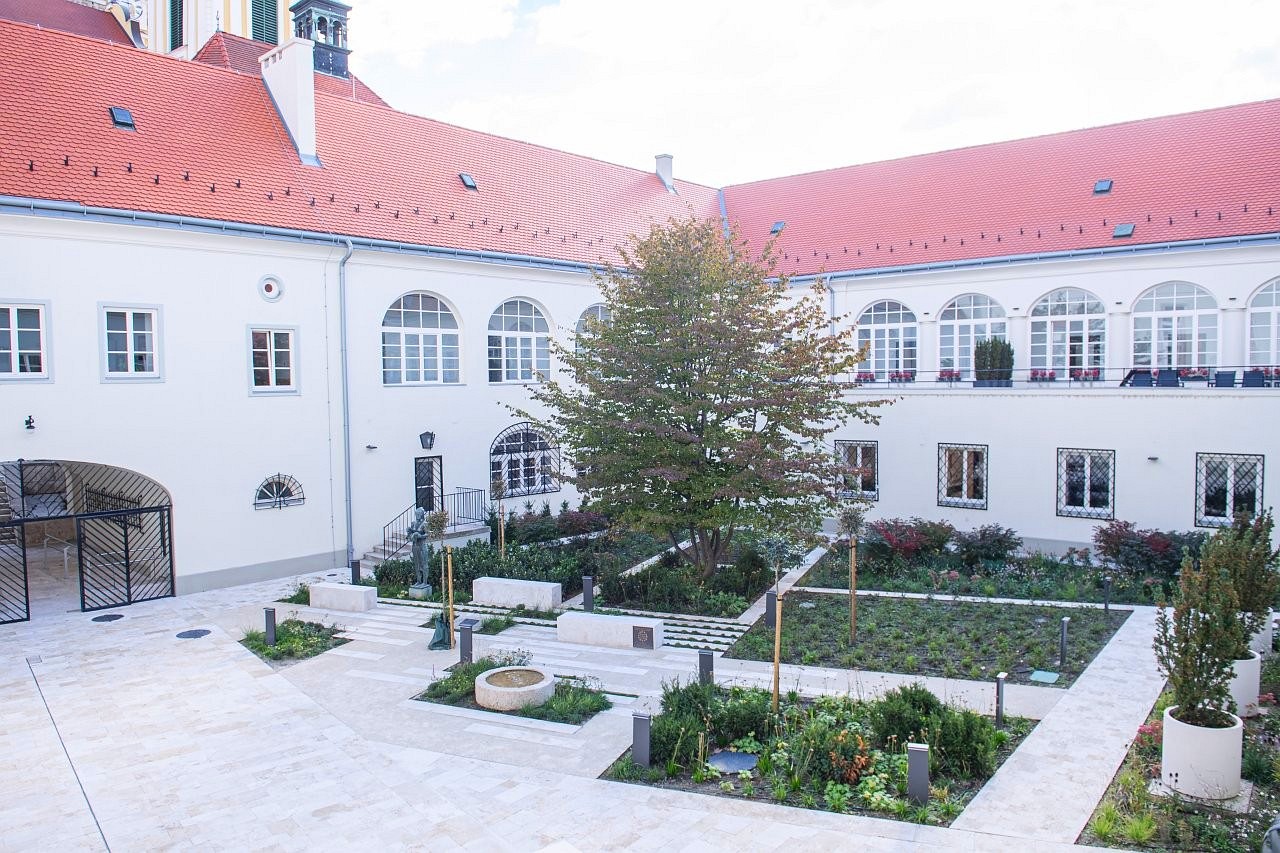 Kamarakoncert és közös séta a megújult Díszudvarban és Koronázó téren