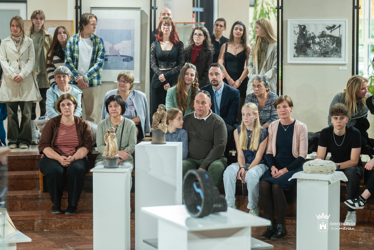 Meglepetés! – 15. alkalommal nyílt meg az Őszi tárlat a Tóparti Gimnáziumban