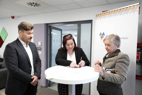 A Fehér Bot Világnapján hosszabbították meg együttműködésüket