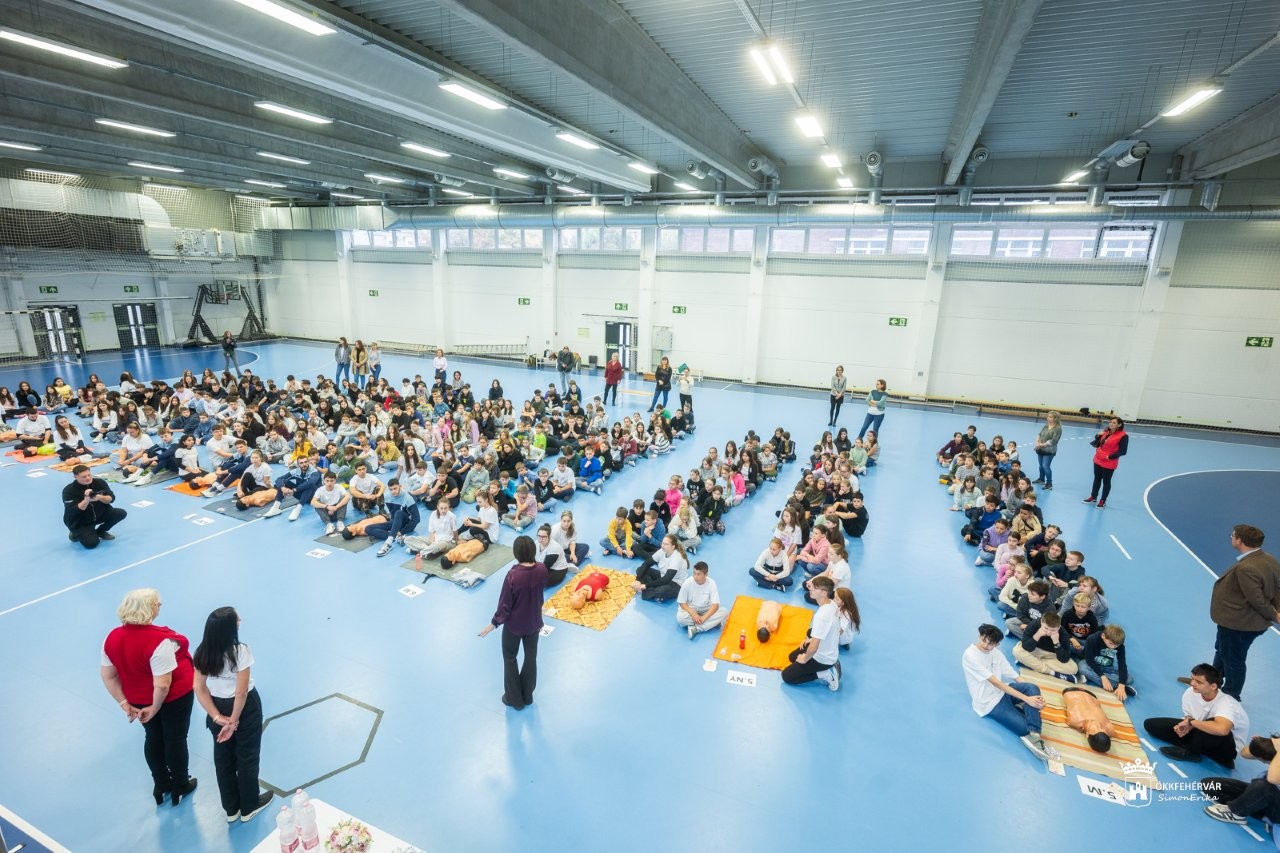 Bárhol, bármikor szükség lehet Rád! – két fehérvári iskolában oktatták az újraélesztést